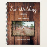 Agenda Crie sua própria foto de madeira rústica Planner d<br><div class="desc">Crie sua foto rustica de madeira Planner de Casamento. Adicione sua própria foto,  texto e nomes para criar um Planejador de Casamento muito singular e pessoal.</div>
