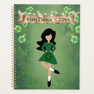 Agenda Dançarina Irlandesa com Cabelo Negro e Dança de Ve