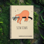 Agenda Devagar - Engraçada Lama<br><div class="desc">Planejador Lento e Lento - Se seu plano para este ano é diminuir a velocidade e cheirar os rosas, este é seu planejador! Tenha calma, mas não tão fácil que se esqueça de seus compromissos importantes. Fique frio e em cima de tudo com este planejador de preguiça. Mas eles não...</div>