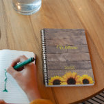 Agenda Dia dos Monogramas personalizados e do Lenha<br><div class="desc">Comece todos os dias com girassóis rústicos neste Planador de Dia com Barnwood e Girassóis que podem ser personalizados com QUALQUER nome e inicial. Adicione um ano ou outro texto ou apague para deixar o vazio.</div>