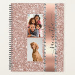 Agenda Diamond Photo Glitter Name Monograma Rosa Dourado<br><div class="desc">Este design pode ser personalizado na área fornecida pela alteração da foto e/ou do texto. Ou pode ser personalizado clicando em Personalizar este Modelo e, em seguida, escolhendo o clique para personalizar mais a opção e excluir ou alterar a cor do plano de fundo, adicionar texto, alterar a cor ou...</div>