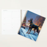 Agenda Doberman Christmas Fesason Season<br><div class="desc">Prepare-se para celebrar o feriado com o nosso charmoso Design cênico de Natal do Cão! Este delicioso produto apresenta adoráveis companheiros caninos rodando em meio a uma terra maravilhosa do inverno, adornada com luzes cintilantes, holly, e ornamentos festivos. Seu coração derreterá enquanto você testemunha cachorros vestidos com chapéus de Papai...</div>