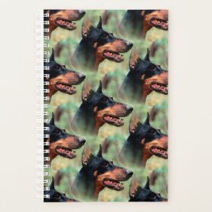 Agenda Doberman Pinscher na floresta