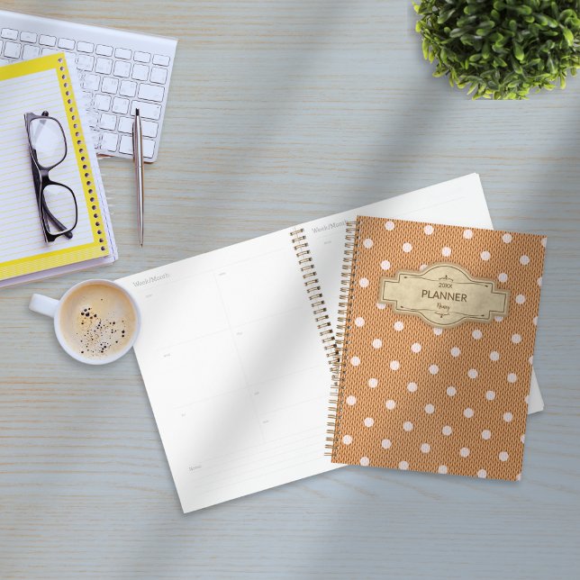 Agenda Dotty Delight Orange (Dotty Delight Orange Planner on the desk. )