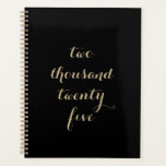 Agenda Dourado negro 2025 2 05<br><div class="desc">Texto personalizado minimalista em preto e ouro. A tipografia pode ser personalizada para ler um ano diferente de "dois mil e vinte cinco". Atualização para outro ano ou objetivo. Personalizar para cores preto e branco.</div>