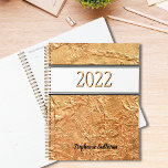 Agenda Dourado personalizado<br><div class="desc">Este elegante Planejador é decorado com um impressão de efeito texturizado em ouro falso. Personalize-o alterando o nome e o ano.</div>