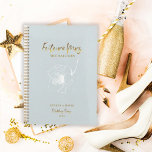 Agenda Dourado Script Future Mrs Blush Blue<br><div class="desc">Romanita design apresenta uma flor floral suave em branco, "Future Mrs", e as palavras "Wedding Plan" em uma escrita de tipografia de ouro contra um fundo poeirento de textura azul. Personalize facilmente seus nomes e data de escolha. A ideia perfeita de presente para a futura noiva organizar todas as suas...</div>