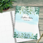 Agenda Elegante Greenery Name 2023 Planner<br><div class="desc">Este Planeador é decorado com elegante cor d'água, eucalipto verde e céu azul. Personalize-o com seu nome e ano. Use a Ferramenta Design para alterar o tamanho, o estilo ou a cor do texto. Porque nós criamos a nossa trabalho de arte, você não encontrará esta imagem exata de outros designers....</div>