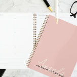Agenda Elegante Moderno Personalizado Com Monograma De No<br><div class="desc">Eleve o seu jogo organizacional com o nosso Elegante Modern Personalizado com o Nome Monograma Planner. Este planejador maravilhosamente trabalhado combina o design contemporâneo com um toque pessoal para ajudá-lo a se manter organizado em estilo. Com seu nome e monograma elegantemente representados, ele adiciona um talento único e sofisticado ao...</div>