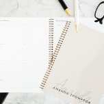 Agenda Elegante Moderno Personalizado Com Monograma De No<br><div class="desc">Aumente seu planejamento e organização com nosso Cream Colour Elegant Modern Personalizado com o Name Monographic Planner. Este planejador meticulosamente projetado combina perfeitamente a estética moderna com um toque personalizado, fazer-o como uma ferramenta sofisticada e prática para se manter no topo de sua agenda e tarefas. Apresentando seu nome e...</div>