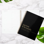 Agenda Elegante Personalizado com o Evento de Plano de Ca<br><div class="desc">Apresentando nosso Elegante Personalizado com o Nome Plano de Casamento, o epítome da sofisticação e organização para seu dia especial. Este planejador de casamento personalizado é meticulosamente trabalhado com um esquema de cor eterno preto e ouro, exuberando elegância e luxo que complementa perfeitamente o seu tema de casamento. Projetado para...</div>