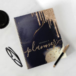 Agenda Elegante Script Dourado Glitter Drives Marinho Wat<br><div class="desc">Um planejador personalizado elegante e glamouroso. O design apresenta um fundo de textura de cor d'água de tinta escura com acentos de ouro. Um gráfico de gotejamento de falso brilho é adicionado à parte superior do notebook. Personalize com seu próprio texto,  nome e ano.</div>