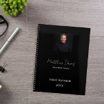 Agenda Empresa de fotos com assinatura de nome branco pre<br><div class="desc">Um clássico fundo negro. Personalize e adicione sua foto,  nome e título ou um texto. Moderno,  moderno e simples. Para ele e para ela. Voltar: adicione o logotipo da sua empresa,  o endereço da Web (ou apague)</div>