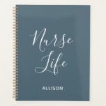 Agenda Enfermeira Estudantil Dusty Blue White Script Pers<br><div class="desc">Acompanhe o seu agendamento ocupado em estilo com este Planeador Personalizado de Script Branco Azul Dusty Enfermeira Estudantil. É um design moderno com o texto "vida enfermeira" em um grande roteiro branco, escrito à mão, centrado na frente de um fundo azul empoeirado. O nome está na parte inferior frontal. Clique...</div>