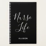 Agenda Enfermeira Na moda personalizada para preto e bran<br><div class="desc">Acompanhe o seu agendamento ocupado em estilo com este Nurse Life Black and White Na moda Personalised Planner. É um design moderno com o texto "vida enfermeira" em um grande roteiro escrito à mão, centrado na frente do planejador personalizável preto. O nome está na parte inferior frontal. Clique na opção...</div>