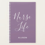 Agenda Enfermeiro Púrpura Médica Personalizada<br><div class="desc">Acompanhe o seu agendamento ocupado em estilo com este Planejador Personalizado Roxo da Enfermeira Life. É um design moderno com o texto "vida enfermeira" em um grande roteiro letreiro branco centrado na frente de um planificador personalizável púrpura pastel. O nome está na parte inferior frontal. Clique na opção personalizar e...</div>