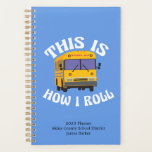 Agenda Engraçado Motorista de Ônibus Escolar É Assim Que<br><div class="desc">Este presente personalizado engraçado para um motorista de ônibus escolar mostra um ônibus escolar amarelo perto da frase hilária Isto é como eu Roll. Um planejador legal da cultura de pop 2023 para um motorista de ônibus que gosta do humor moderno. Adicione o distrito escolar e os nomes dos motoristas....</div>