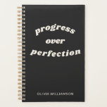 Agenda Escritório Personalizado da Faculdade de Cotações<br><div class="desc">Cotação Inspiracional Monogramada por na moda - Progresso em Perfeição - no Planejador Preto e Branco</div>