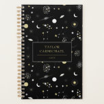 Agenda Espaço das Galáxias de Estrelas Douradas Negras<br><div class="desc">Planeador legal com padrão espacial de estrelas,  galáxias,  constelações,  luas etc. em preto,  branco,  cinzas prateadas e amarelo ouro pálido. Adicione o seu nome e ano à etiqueta preta sobre o padrão estelar.</div>