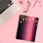 Agenda Estrelas de ouro da Borgonha nome do monograma 202<br><div class="desc">Um fundo burguês escuro com estrelas douradas a pingar. Modelo por um ano (invertido) Personalize e adicione um nome. O nome é escrito com um script estilo moderno, escrito à mão, ouro. Perfeito para a escola, o trabalho ou a organização da sua vida pessoal/familiar. Para manter as hastes apenas apague...</div>