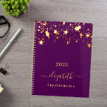 Agenda Estrelas de ouro roxas nomeações elegantes e femin<br><div class="desc">Um fundo cor roxa na moda e roxo feminino escuro com estrelas brilhantes de ouro a pingar, pingos. Personalize e adicione um ano, qualquer ano, nome e título. Um planejador para organizar clientes de negócios, fazer listas ou sua vida diária. O nome é escrito com um grande roteiro escrito à...</div>