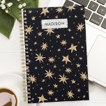 Agenda Estrelas Douradas do céu negro estrelado de tendên<br><div class="desc">Mantenha-se organizado com talento celestial usando nosso Dourado Planador Estrelado Estrelas do Céu Negro. Este planejador de na moda apresenta um design chic com estrelas douradas espalhadas por um céu negro, perfeito para acompanhar sua programação, tarefas e metas. Personalize-o com o seu nome ou com uma mensagem especial para um...</div>