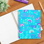 Agenda Estrelas fundas do arco-íris aqua crianças colorid<br><div class="desc">Planejador personalizado de nome gráfico e de texto projetado originalmente. Este brilhante planejador de anotações, branco e amarelo-claro, rosa, roxo, branco e quente, com estrelas gráficas e arcos-íris estilizados e brilhantes também pode ser personalizado com seu próprio nome abreviado, lê Riley atualmente. Outros nomes estão disponíveis ou contacte-me para pedidos...</div>
