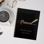 Agenda Estudo de trabalho na escola de ouro de rosa preto<br><div class="desc">Um fundo preto chic,  decorado com uma caneta de pena. Personalize e adicione um nome e ano. Texto do ouro: Planejador</div>
