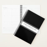 Agenda Faixa branca e preta profissional | Nome e Ano<br><div class="desc">O planejador profissional moderno apresenta um simples design preto e branco com nome personalizado em uma faixa branca de coordenação com uma faixa de cinza dupla com sotaques brancos e texto preto. Mostrado com um nome personalizado e ano na frente na tipografia moderna, este planejador personalizado é projetado com texto...</div>