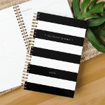 Agenda Faixa Preta e Branca Personalizada<br><div class="desc">O planejador personalizado chic apresenta extensas faixas em preto e branco com seu nome ou monograma em letras brancas elegantes. Personalize com o ano no fundo.</div>