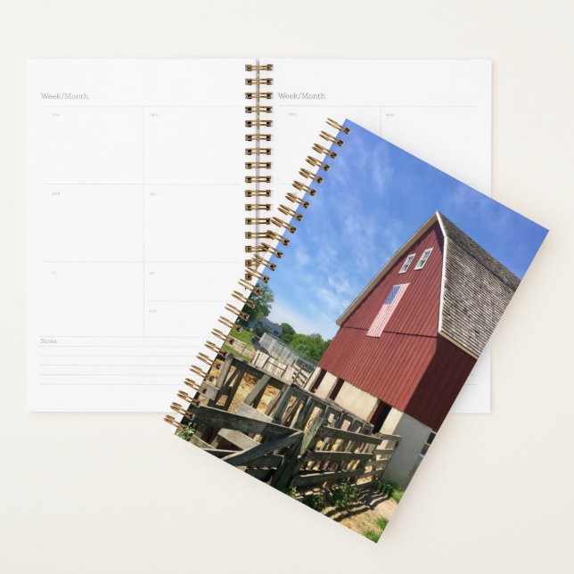 Agenda Farms | Red Barn With American Flag (Exibição)