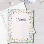 Agenda Flor Selvagem Personalizada<br><div class="desc">Esta planta rosa bonito é decorada com delicadas flores silvestres desenhadas à mão em tons pastéis. Facilmente personalizável com seu nome, ano. Use a Ferramenta Design para alterar o tamanho, estilo ou cor do texto ou excluir a seção de aspas. Você não encontrará esta imagem exata de outros designers enquanto...</div>