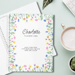 Agenda Flor Selvagem Personalizada<br><div class="desc">Este planejador bonito é decorado com delicadas flores silvestres desenhadas à mão em tons pastéis. Facilmente personalizável com seu nome, ano e citação pessoal de inspiração. Use a Ferramenta Design para alterar o tamanho, estilo ou cor do texto ou excluir a seção de aspas. Você não encontrará esta imagem exata...</div>