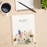Agenda Floral de Flor Selvagem Minimalista Moderna Person<br><div class="desc">Notebook de Planejador Personalizado Floral Floral de Flor Minimalista Moderno</div>