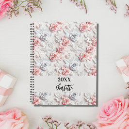 Agenda Flores com nome de padrão branco rosa script 2026