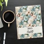 Agenda Flores com pasta verde-creme guião 2025<br><div class="desc">Um padrão floral verde e creme. Personalize e adicione um ano (qualquer ano) e seu nome. O nome é escrito com um moderno estilo escrito à mão</div>