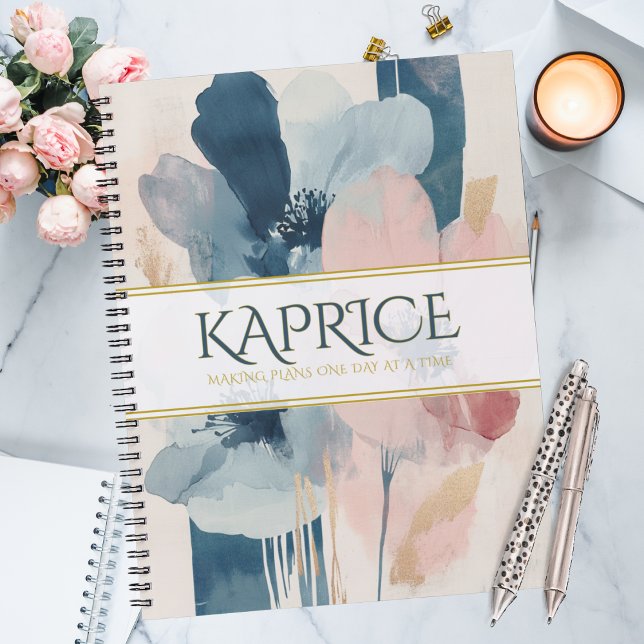 Agenda Flores em Aquarela Lindas e Ousadas (Bold watercolor floral planner in navy and blush with gold accents.)