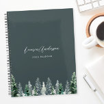 Agenda Floresta de Pinheiros com Aquarela em Escuro 2024<br><div class="desc">Planejador espiral personalizado com design de pinheiros com aquarela com nome personalizado e texto em fundo de cor de sábio escuro.</div>