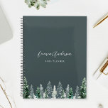 Agenda Floresta de Pinheiros com Aquarela em Escuro 2024<br><div class="desc">Planejador espiral personalizado com design de pinheiros com aquarela com nome personalizado e texto em fundo de cor de sábio escuro.</div>