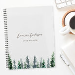 Agenda Floresta de Pinheiros com Aquarela na Cinza 2024<br><div class="desc">Planejador espiral personalizado com design de pinheiros com cor d'água com nome personalizado e texto no fundo da cor da cinza clara.</div>