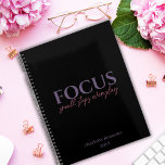 Agenda Foco diário Pequenas etapas todos os dias Inspiran<br><div class="desc">Apresentando nossos pequenos passos diários de foco no dia a dia Inspirando o Preto Planner, o companheiro perfeito para aqueles que estão determinados a alcançar a grandeza através de progresso incremental e foco inabalável. Este planejador maravilhosamente projetado serve como seu guia diário, capacitando você a dar pequenos passos em direção...</div>
