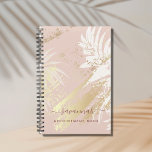 Agenda Folhas de palmeiras de ouro-rosa tropical abstrato<br><div class="desc">Um fundo abstrato tropical em rosa-ouro, rosa e branco. Com folhas brancas de palmeiras, um fundo rosa e cor de pêssego com pincéis de ouro falsos. Personalize e adicione seu nome e um título em ouro rosa escuro. O nome é escrito com um script de estilo tendencioso com letras de...</div>