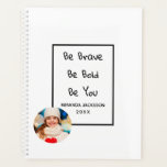Agenda Foto branca de aspas motivacionais 2023<br><div class="desc">Um fundo branco elegante. Um quadro negro e a citação motivacional,  texto: Seja Corajoso,  Seja Negrito,  Seja Você. Personalize e adicione seu nome,  ano e foto,  letras negras. Adicione sua própria foto.</div>