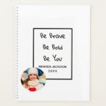 Agenda Foto branca de aspas motivacionais 2023<br><div class="desc">Um fundo branco elegante. Um quadro negro e a citação motivacional,  texto: Seja Corajoso,  Seja Negrito,  Seja Você. Personalize e adicione seu nome,  ano e foto,  letras negras. Adicione sua própria foto.</div>