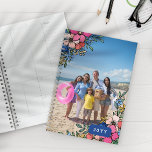 Agenda Foto da família Flores Azuis bonito, cor-de-rosa<br><div class="desc">Bonito planejador floral personalizado com sua foto e o ano com flores bonito em rosa,  pincel,  coral,  azul e amarelo.</div>