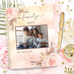 Agenda Foto da família pampas rosa ouro floral 2025<br><div class="desc">Personalize e adicione sua própria foto de família. Um fundo branco. Um quadro marrom decorado com grama-pampas e flores cor-de-rosa pinceladas. Adicione seu nome de família e um ano.</div>