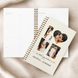 Agenda Foto de Amor Instagram Casamento Minimalista Moder<br><div class="desc">O Pensador de Casamento Mínimo de Presente do Love Photo Instagram combina praticidade com sentimentalidade para o casal moderno. Apresentando um design limpo e minimalista, este planejador inclui um cobrir de fotos personalizável, permitindo que você exiba uma memória estimada. Com seções ponderadas para organizar cada detalhe, de locais a listas...</div>