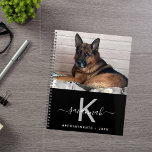 Agenda Foto de animal de estimação preto<br><div class="desc">Um fundo preto chic. Personalize e adicione sua própria foto, um nome, uma letra de monograma e um ano. O nome é escrito em branco com um grande estilo escrito à mão com letras grandes e manuscritas com baloiços. Para manter as hastes apenas apague o nome da amostra, deixe os...</div>