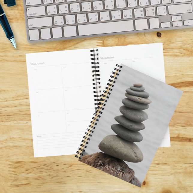 Agenda Foto de Cairn de Rocha na Praia (In Situ)
