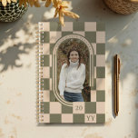 Agenda Foto do arco de padrão verificável verde moderno<br><div class="desc">Adicione um toque de charme de vintagem à sua vida diária com nosso moderno Planejador de Fotos de Arch de Padrão Retroativo Verde. Apresentando um design verde de verificação, arrojado e atraente, emparelhado com um traçado fotográfico elegante. Adicione sua foto, seu nome e um monograma personalizado na parte de trás...</div>